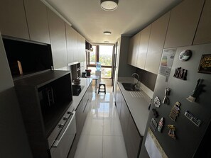 Microondas, horno, placa de cocina y lavavajillas
