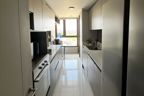 Microondas, horno, parrilla de estufa y lavavajillas 