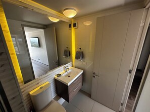 Haartrockner, Handtücher, Seife, Toilettenpapier