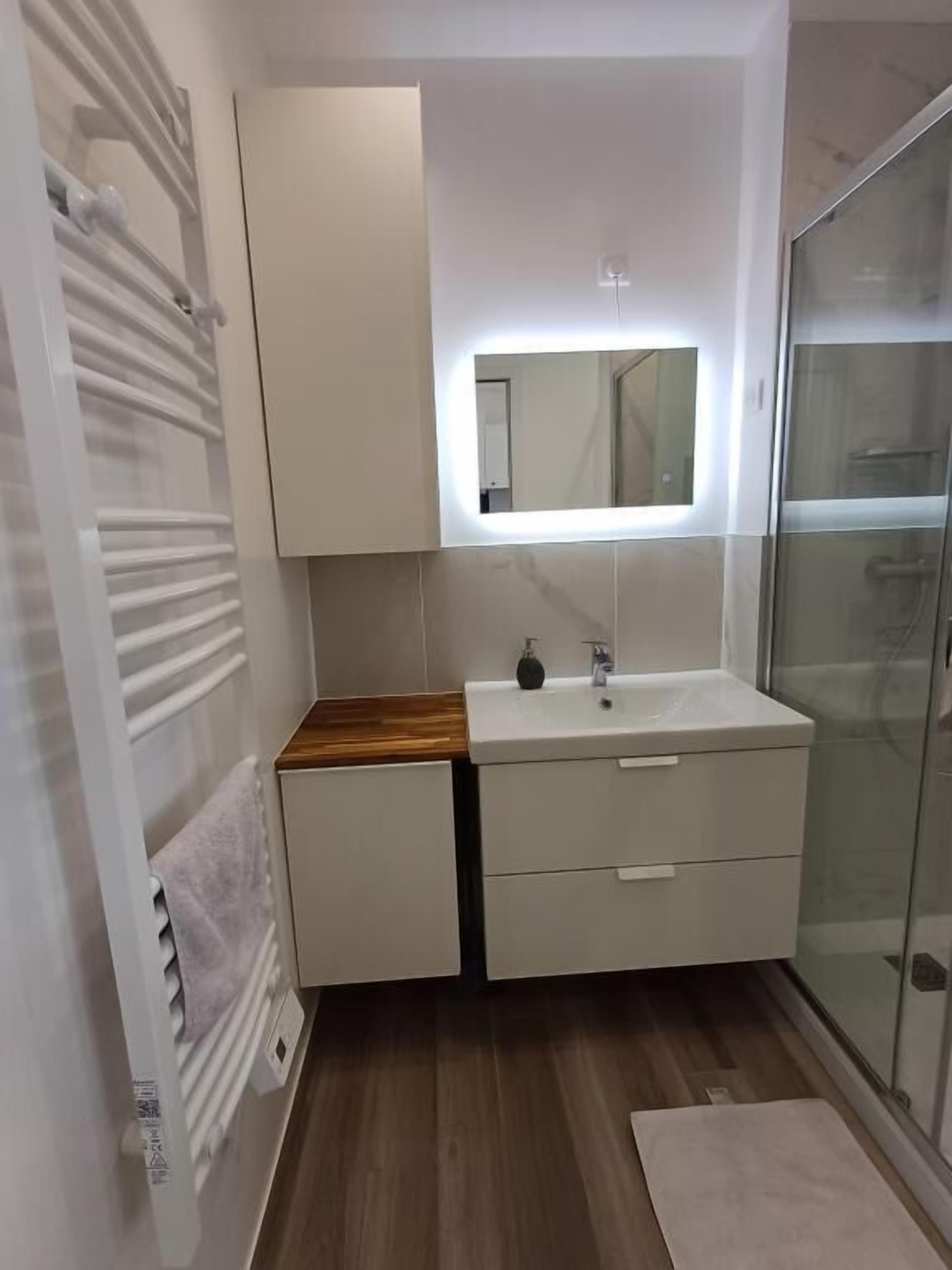 Een douche, een haardroger, handdoeken