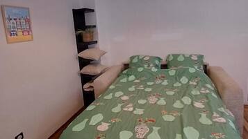1 bedroom, travel cot, free WiFi, bed sheets