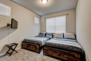 3 quartos, ferros/tábuas de passar roupa, Wi-Fi, roupa de cama