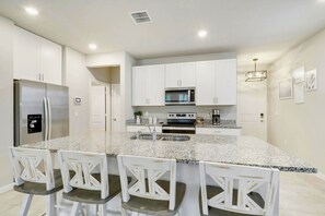 Mikrobølgeovn, ovn, kokeplater og oppvaskmaskin