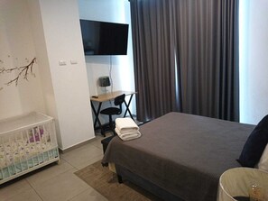 3 bedrooms, desk, iron/ironing board, WiFi
