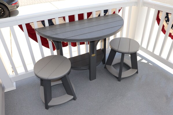 Outdoor dining - Beachside Bliss: Cozy 2-Bed Retreat, Steps from the Shore, with WiFi, AC & More! (Wildwood Crest)