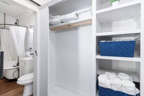 Hus - flera sängar - kök - utsikt mot trädgården (728 Johnson Ave) | Badrum | Handdukar