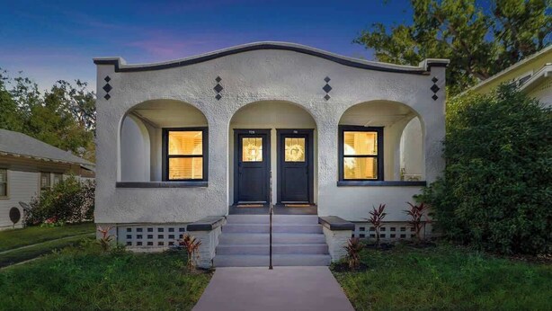 A modern house with a symmetrical facade, two front doors, and a central entrance with steps. - Charming 2-bedroom Home Lakeland (Lakeland)