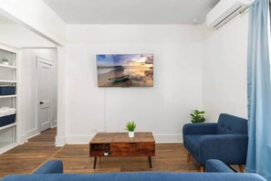 Hus - flera sängar - kök - utsikt mot trädgården (728 Johnson Ave) | Vardagsrum | 42-tums platt-tv med digitalkanaler
