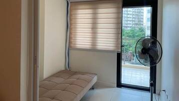 Meja kerja, ruang kerja ramah laptop, dan Wi-Fi gratis