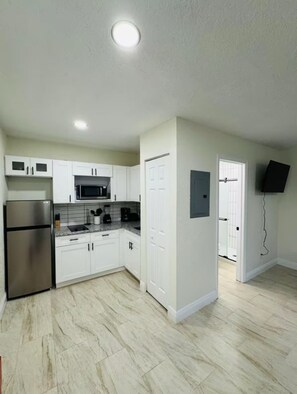 Microwave, stovetop - Charming 1-bedroom apartment with WiFi, AC in pleasant Tampa (Tampa)