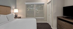 2 bedrooms, iron/ironing board, WiFi, bed sheets - Wineries? Golf? Perfect stay. (Windsor)