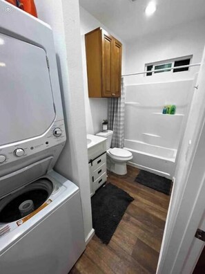 Hair dryer, towels, soap, toilet paper - A complete studio with everything that you need (Riverside)