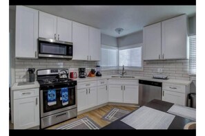 Private kitchen - Cheerful 3-bedrooms centrally located in Riverside (Riverside)