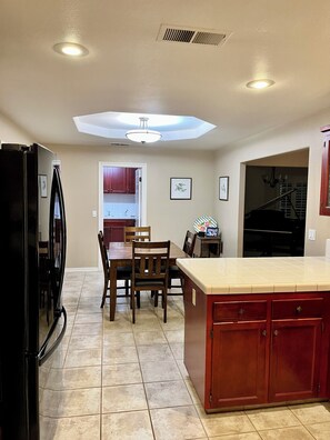 Dining - Beautiful 3-bedroom house with WiFi and AC in peaceful neighborhood (Fresno)