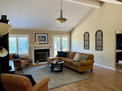 Beautiful 3-bedroom house with WiFi and AC in peaceful neighborhood