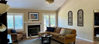 Beautiful 3-bedroom house with WiFi and AC in peaceful neighborhood