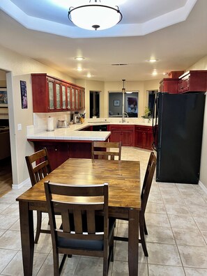 Dining - Beautiful 3-bedroom house with WiFi and AC in peaceful neighborhood (Fresno)