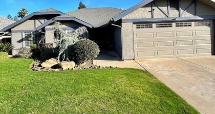 Beautiful 3-bedroom house with WiFi and AC in peaceful neighborhood