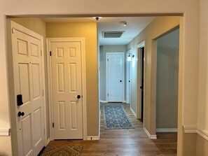 Interior - Beautiful 3-bedroom house with WiFi and AC in peaceful neighborhood (Fresno)