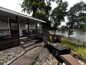 Terrace/patio - Waterfront 2BR Cottage: Fire Pit, Grill & Dock -Boat Slip Available additional (Monticello)