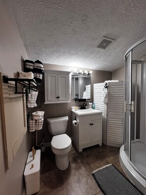 Shower, hair dryer, towels, soap - Waterfront 2BR Cottage: Fire Pit, Grill & Dock -Boat Slip Available additional (Monticello)