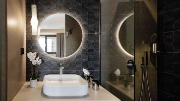 Vila standard, 2 quartos, para não fumantes, piscina particular | Banheiro | Chuveiro, produtos de toalete grátis, secador de cabelo