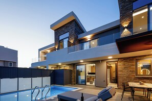 Villa Standard, 2 chambres, non-fumeur, piscine privée | Coffre-fort, rideaux d’obscurcissement, fer et planche à repasser