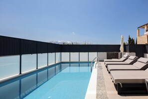 Außenpool, Sonnenschirme, Liegestühle