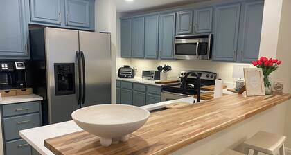 2BR Newly Renovated, Luxury Beach-Side Condo in Beautiful Pass Christian, MS.