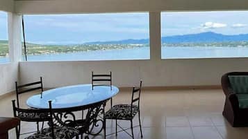 Suite estudio, vista al lago | Terraza o patio