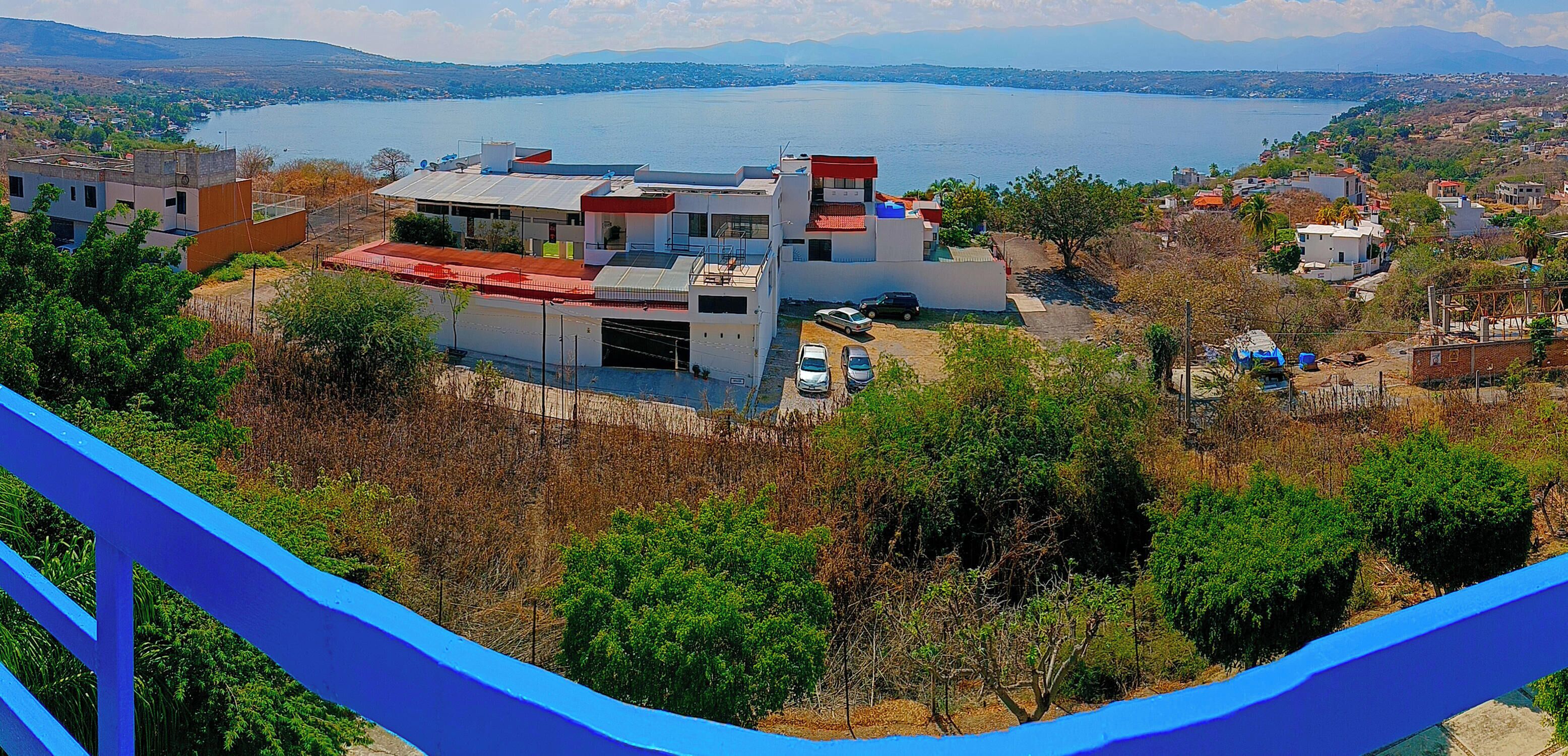 Ein modernes Gebäude mit rotem Dach, einer Garage und Blick auf einen See.