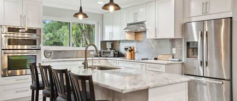 House, Multiple Beds, Lanai, Garden View (907 Crenshaw Lake Rd) | Private kitchen