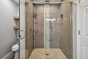 Maison, plusieurs lits, véranda, vue jardin (907 Crenshaw Lake Rd) | Salle de bain