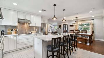 Ferienhaus, Mehrere Betten, Veranda, Gartenblick (907 Crenshaw Lake Rd) | Eigene Küche | Wasserkocher mit Kaffee-/Teezubehör