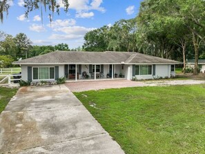 Exterior - Spacious 4 Bedroom Entire Home, Tampa, Fire Pit (Lutz)