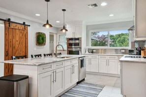 House, Multiple Beds, Lanai, Garden View (907 Crenshaw Lake Rd) | Private kitchen | Coffee/tea maker