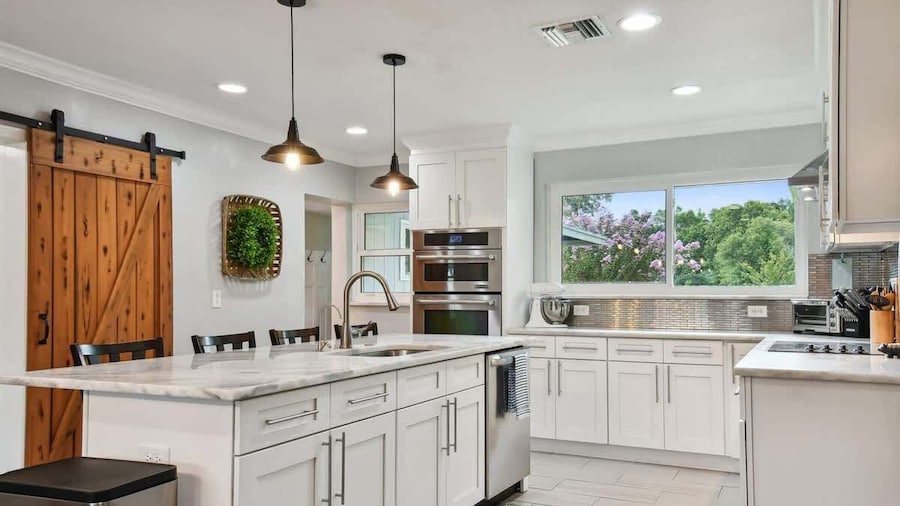 Spacious 4 Bedroom Entire Home, Tampa, Fire Pit