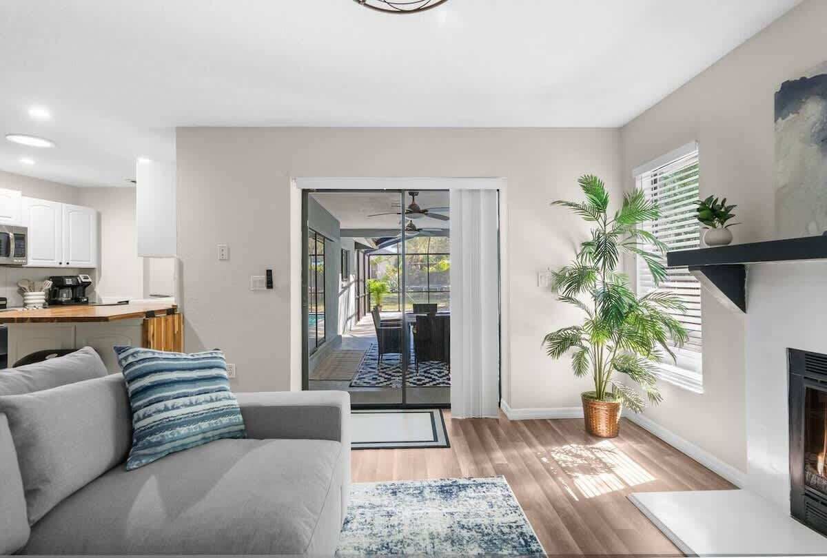 Casa, varias camas, acceso a la piscina, vistas a la piscina (13501 Whitby Rd) | Zona de estar | Una chimenea