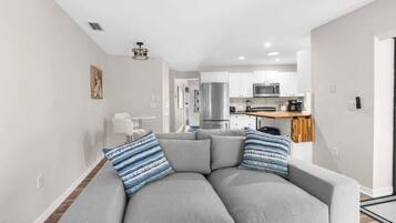 Rumah, Beberapa Tempat Tidur, akses ke kolam renang, pemandangan kolam renang (13501 Whitby Rd) | Area keluarga | Perapian