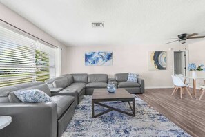 Casa, várias camas, acesso à piscina, vista para a piscina (13501 Whitby Rd) | Área de estar | Lareira