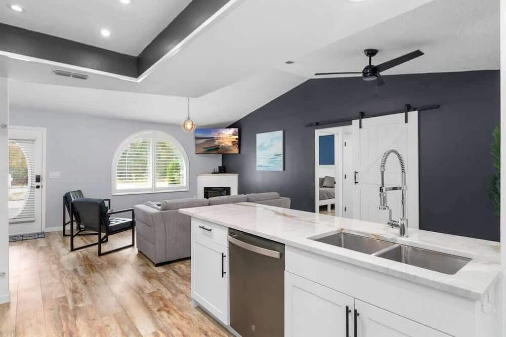 Spring Hill, 4 Bedroom, Pool & Golf Course!