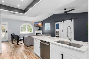 Casa, varias camas, acceso a la piscina, vistas a la piscina (9003 Nakoma Way) | Interior
