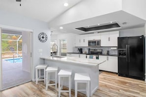 Casa, diversos llits, accés a la piscina, vistes a la piscina (9003 Nakoma Way) | Cuina privada | Cafetera i tetera