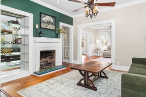 منزل - عدة أسرّة - مع إمكانية استخدام المسبح - بمنظر للمسبح (14440 12th st) | منطقة المعيشة | مدفأة