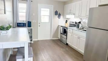 House, Multiple Beds, Patio, Garden View (38600 Naomi Ave) | Private kitchen | Fridge, microwave, oven, stovetop