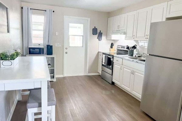 House, Multiple Beds, Patio, Garden View (38600 Naomi Ave) | Private kitchen | Fridge, microwave, oven, stovetop