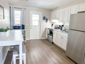 獨棟房屋, 多張床, 庭院, 花園景觀 (38600 Naomi Ave) | 私人廚房 | 電冰箱、微波爐、烤箱、爐台