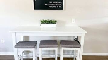 House, Multiple Beds, Patio, Garden View (38600 Naomi Ave) | Interior