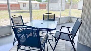 Maison, Plusieurs lits, patio, vue sur le jardin (38600 Naomi Ave) | Vue de la chambre