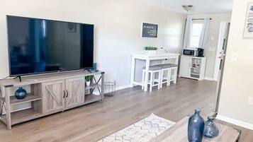 House, Multiple Beds, Patio, Garden View (38600 Naomi Ave) | Living area